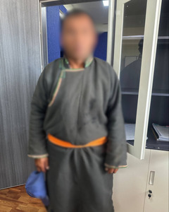 Гадаад иргэнийг зодож, дээрэмджээ